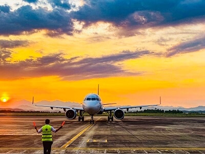 Kinh nghiệm đặt xe đưa đón sân bay Nội Bài giá rẻ, đúng giờ